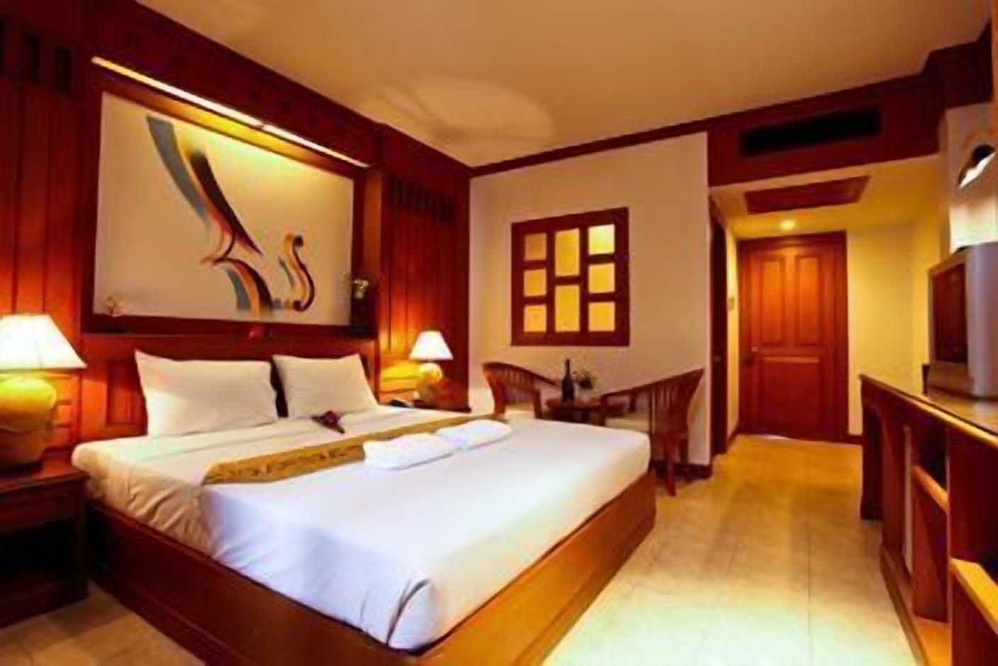 Cello Hotel Patong Buitenkant foto